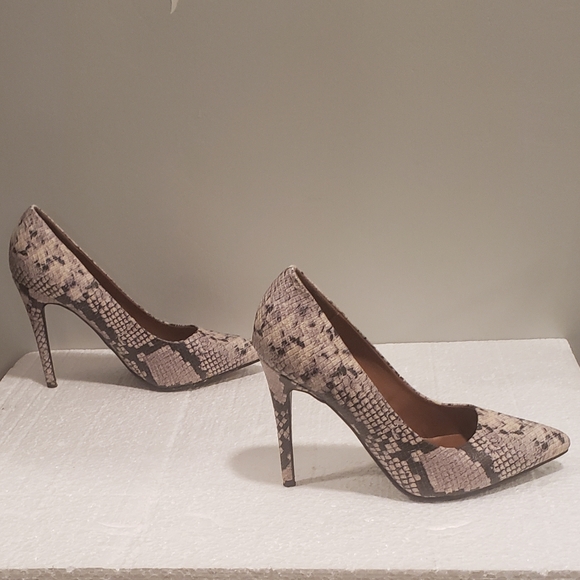 Charlotte Russe size 8 Pointy Stiletto Heels snake pattern - Picture 2 of 8